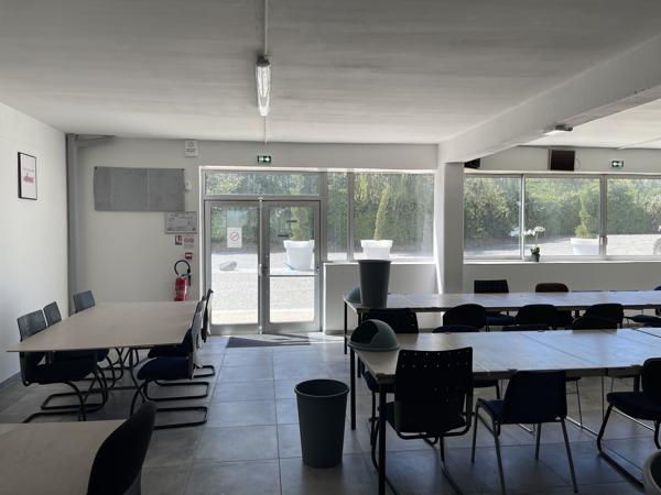 1400m2 environ de bureaux et 220m2 environ d'annexes à vendre à Bresles