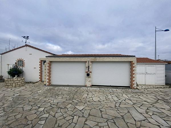 A vendre, maison de plain pied, 2 chambres, dépendances, garage, situé à L'Aiguillon La Presqu'ïle.