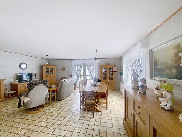 A vendre, maison de plain pied, 2 chambres, dépendances, garage, situé à L'Aiguillon La Presqu'ïle.