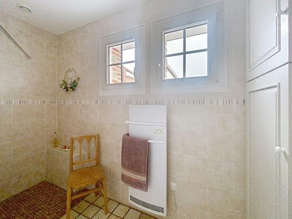 A vendre, maison de plain pied, 2 chambres, dépendances, garage, situé à L'Aiguillon La Presqu'ïle.