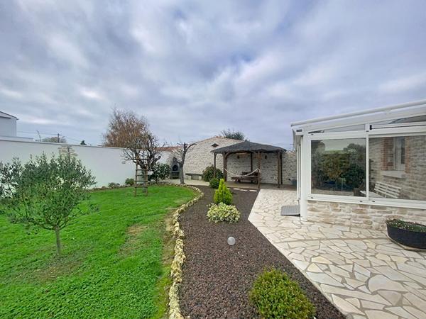 A vendre, maison de plain pied, 2 chambres, dépendances, garage, situé à L'Aiguillon La Presqu'ïle.