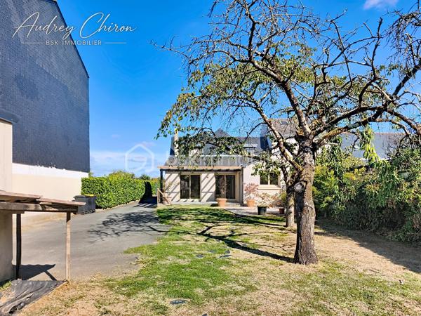 Située sur la commune de Trélazé, à proximité des écoles, commerces et transports, venez découvrir cette maison offrant de beaux volumes et un fort potentiel.

Au rez-de-chaussée, vous profiterez d'une grande pièce de vie lumineuse avec cuisine ouverte, agrémentée d'un poêle à bois et d'un accès direct à la terrasse. Une arrière-cuisine complète cet espace.

La maison permet une véritable vie de plain-pied avec une chambre disposant d'un grand dressing pouvant également faire office de bureau, une salle de bains ainsi qu'un WC indépendant.

À l'étage, un palier dessert deux chambres supplémentaires, un bureau et une salle d'eau.

Côté extérieur, le bien bénéficie d'un terrain clos d'environ 2 450 m², un véritable atout sur le secteur, ainsi que d'environ 100 m² de dépendances, idéale pour du stockage, un atelier ou différents projets.

Des travaux sont à prévoir, mais les volumes, la configuration, les dépendances et la superficie du terrain offrent de nombreuses possibilités pour redonner tout son charme à cette maison.

Un bien à fort potentiel, idéal pour une famille à la recherche d'espace tout en restant proche des commodités de Trélazé et de l'agglomération angevine.