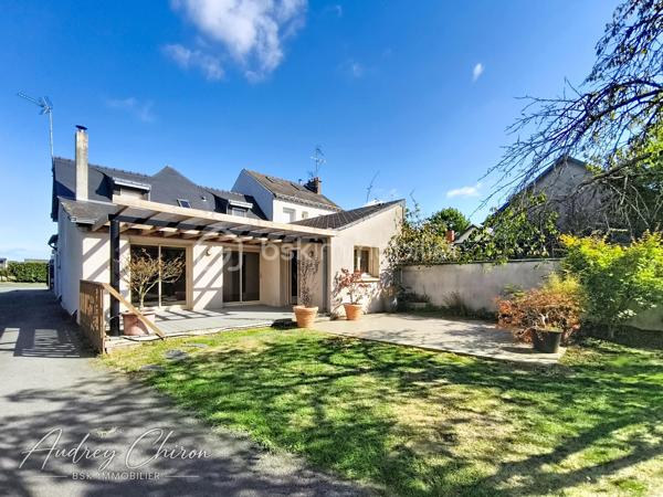 Située sur la commune de Trélazé, à proximité des écoles, commerces et transports, venez découvrir cette maison offrant de beaux volumes et un fort potentiel.

Au rez-de-chaussée, vous profiterez d'une grande pièce de vie lumineuse avec cuisine ouverte, agrémentée d'un poêle à bois et d'un accès direct à la terrasse. Une arrière-cuisine complète cet espace.

La maison permet une véritable vie de plain-pied avec une chambre disposant d'un grand dressing pouvant également faire office de bureau, une salle de bains ainsi qu'un WC indépendant.

À l'étage, un palier dessert deux chambres supplémentaires, un bureau et une salle d'eau.

Côté extérieur, le bien bénéficie d'un terrain clos d'environ 2 450 m², un véritable atout sur le secteur, ainsi que d'environ 100 m² de dépendances, idéale pour du stockage, un atelier ou différents projets.

Des travaux sont à prévoir, mais les volumes, la configuration, les dépendances et la superficie du terrain offrent de nombreuses possibilités pour redonner tout son charme à cette maison.

Un bien à fort potentiel, idéal pour une famille à la recherche d'espace tout en restant proche des commodités de Trélazé et de l'agglomération angevine.