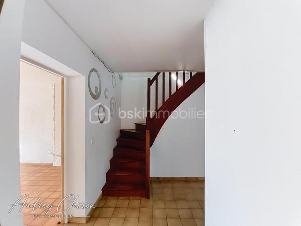 Située sur la commune de Trélazé, à proximité des écoles, commerces et transports, venez découvrir cette maison offrant de beaux volumes et un fort potentiel.

Au rez-de-chaussée, vous profiterez d'une grande pièce de vie lumineuse avec cuisine ouverte, agrémentée d'un poêle à bois et d'un accès direct à la terrasse. Une arrière-cuisine complète cet espace.

La maison permet une véritable vie de plain-pied avec une chambre disposant d'un grand dressing pouvant également faire office de bureau, une salle de bains ainsi qu'un WC indépendant.

À l'étage, un palier dessert deux chambres supplémentaires, un bureau et une salle d'eau.

Côté extérieur, le bien bénéficie d'un terrain clos d'environ 2 450 m², un véritable atout sur le secteur, ainsi que d'environ 100 m² de dépendances, idéale pour du stockage, un atelier ou différents projets.

Des travaux sont à prévoir, mais les volumes, la configuration, les dépendances et la superficie du terrain offrent de nombreuses possibilités pour redonner tout son charme à cette maison.

Un bien à fort potentiel, idéal pour une famille à la recherche d'espace tout en restant proche des commodités de Trélazé et de l'agglomération angevine.