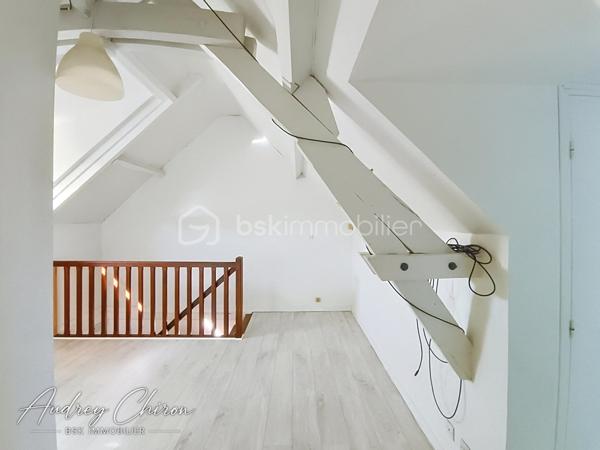 Située sur la commune de Trélazé, à proximité des écoles, commerces et transports, venez découvrir cette maison offrant de beaux volumes et un fort potentiel.

Au rez-de-chaussée, vous profiterez d'une grande pièce de vie lumineuse avec cuisine ouverte, agrémentée d'un poêle à bois et d'un accès direct à la terrasse. Une arrière-cuisine complète cet espace.

La maison permet une véritable vie de plain-pied avec une chambre disposant d'un grand dressing pouvant également faire office de bureau, une salle de bains ainsi qu'un WC indépendant.

À l'étage, un palier dessert deux chambres supplémentaires, un bureau et une salle d'eau.

Côté extérieur, le bien bénéficie d'un terrain clos d'environ 2 450 m², un véritable atout sur le secteur, ainsi que d'environ 100 m² de dépendances, idéale pour du stockage, un atelier ou différents projets.

Des travaux sont à prévoir, mais les volumes, la configuration, les dépendances et la superficie du terrain offrent de nombreuses possibilités pour redonner tout son charme à cette maison.

Un bien à fort potentiel, idéal pour une famille à la recherche d'espace tout en restant proche des commodités de Trélazé et de l'agglomération angevine.