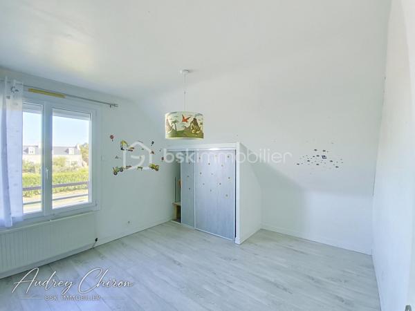 Située sur la commune de Trélazé, à proximité des écoles, commerces et transports, venez découvrir cette maison offrant de beaux volumes et un fort potentiel.

Au rez-de-chaussée, vous profiterez d'une grande pièce de vie lumineuse avec cuisine ouverte, agrémentée d'un poêle à bois et d'un accès direct à la terrasse. Une arrière-cuisine complète cet espace.

La maison permet une véritable vie de plain-pied avec une chambre disposant d'un grand dressing pouvant également faire office de bureau, une salle de bains ainsi qu'un WC indépendant.

À l'étage, un palier dessert deux chambres supplémentaires, un bureau et une salle d'eau.

Côté extérieur, le bien bénéficie d'un terrain clos d'environ 2 450 m², un véritable atout sur le secteur, ainsi que d'environ 100 m² de dépendances, idéale pour du stockage, un atelier ou différents projets.

Des travaux sont à prévoir, mais les volumes, la configuration, les dépendances et la superficie du terrain offrent de nombreuses possibilités pour redonner tout son charme à cette maison.

Un bien à fort potentiel, idéal pour une famille à la recherche d'espace tout en restant proche des commodités de Trélazé et de l'agglomération angevine.