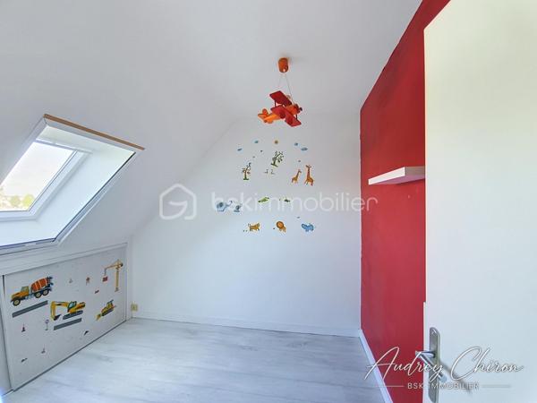 Située sur la commune de Trélazé, à proximité des écoles, commerces et transports, venez découvrir cette maison offrant de beaux volumes et un fort potentiel.

Au rez-de-chaussée, vous profiterez d'une grande pièce de vie lumineuse avec cuisine ouverte, agrémentée d'un poêle à bois et d'un accès direct à la terrasse. Une arrière-cuisine complète cet espace.

La maison permet une véritable vie de plain-pied avec une chambre disposant d'un grand dressing pouvant également faire office de bureau, une salle de bains ainsi qu'un WC indépendant.

À l'étage, un palier dessert deux chambres supplémentaires, un bureau et une salle d'eau.

Côté extérieur, le bien bénéficie d'un terrain clos d'environ 2 450 m², un véritable atout sur le secteur, ainsi que d'environ 100 m² de dépendances, idéale pour du stockage, un atelier ou différents projets.

Des travaux sont à prévoir, mais les volumes, la configuration, les dépendances et la superficie du terrain offrent de nombreuses possibilités pour redonner tout son charme à cette maison.

Un bien à fort potentiel, idéal pour une famille à la recherche d'espace tout en restant proche des commodités de Trélazé et de l'agglomération angevine.