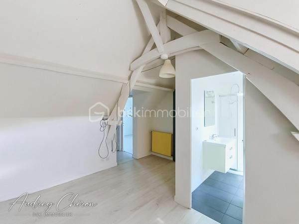 Située sur la commune de Trélazé, à proximité des écoles, commerces et transports, venez découvrir cette maison offrant de beaux volumes et un fort potentiel.

Au rez-de-chaussée, vous profiterez d'une grande pièce de vie lumineuse avec cuisine ouverte, agrémentée d'un poêle à bois et d'un accès direct à la terrasse. Une arrière-cuisine complète cet espace.

La maison permet une véritable vie de plain-pied avec une chambre disposant d'un grand dressing pouvant également faire office de bureau, une salle de bains ainsi qu'un WC indépendant.

À l'étage, un palier dessert deux chambres supplémentaires, un bureau et une salle d'eau.

Côté extérieur, le bien bénéficie d'un terrain clos d'environ 2 450 m², un véritable atout sur le secteur, ainsi que d'environ 100 m² de dépendances, idéale pour du stockage, un atelier ou différents projets.

Des travaux sont à prévoir, mais les volumes, la configuration, les dépendances et la superficie du terrain offrent de nombreuses possibilités pour redonner tout son charme à cette maison.

Un bien à fort potentiel, idéal pour une famille à la recherche d'espace tout en restant proche des commodités de Trélazé et de l'agglomération angevine.
