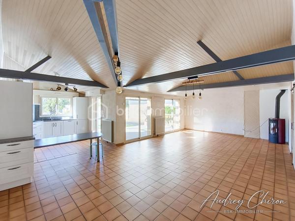 Située sur la commune de Trélazé, à proximité des écoles, commerces et transports, venez découvrir cette maison offrant de beaux volumes et un fort potentiel.

Au rez-de-chaussée, vous profiterez d'une grande pièce de vie lumineuse avec cuisine ouverte, agrémentée d'un poêle à bois et d'un accès direct à la terrasse. Une arrière-cuisine complète cet espace.

La maison permet une véritable vie de plain-pied avec une chambre disposant d'un grand dressing pouvant également faire office de bureau, une salle de bains ainsi qu'un WC indépendant.

À l'étage, un palier dessert deux chambres supplémentaires, un bureau et une salle d'eau.

Côté extérieur, le bien bénéficie d'un terrain clos d'environ 2 450 m², un véritable atout sur le secteur, ainsi que d'environ 100 m² de dépendances, idéale pour du stockage, un atelier ou différents projets.

Des travaux sont à prévoir, mais les volumes, la configuration, les dépendances et la superficie du terrain offrent de nombreuses possibilités pour redonner tout son charme à cette maison.

Un bien à fort potentiel, idéal pour une famille à la recherche d'espace tout en restant proche des commodités de Trélazé et de l'agglomération angevine.
