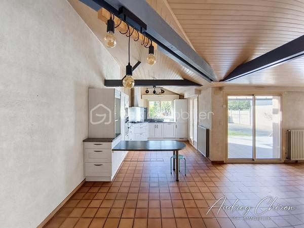 Située sur la commune de Trélazé, à proximité des écoles, commerces et transports, venez découvrir cette maison offrant de beaux volumes et un fort potentiel.

Au rez-de-chaussée, vous profiterez d'une grande pièce de vie lumineuse avec cuisine ouverte, agrémentée d'un poêle à bois et d'un accès direct à la terrasse. Une arrière-cuisine complète cet espace.

La maison permet une véritable vie de plain-pied avec une chambre disposant d'un grand dressing pouvant également faire office de bureau, une salle de bains ainsi qu'un WC indépendant.

À l'étage, un palier dessert deux chambres supplémentaires, un bureau et une salle d'eau.

Côté extérieur, le bien bénéficie d'un terrain clos d'environ 2 450 m², un véritable atout sur le secteur, ainsi que d'environ 100 m² de dépendances, idéale pour du stockage, un atelier ou différents projets.

Des travaux sont à prévoir, mais les volumes, la configuration, les dépendances et la superficie du terrain offrent de nombreuses possibilités pour redonner tout son charme à cette maison.

Un bien à fort potentiel, idéal pour une famille à la recherche d'espace tout en restant proche des commodités de Trélazé et de l'agglomération angevine.