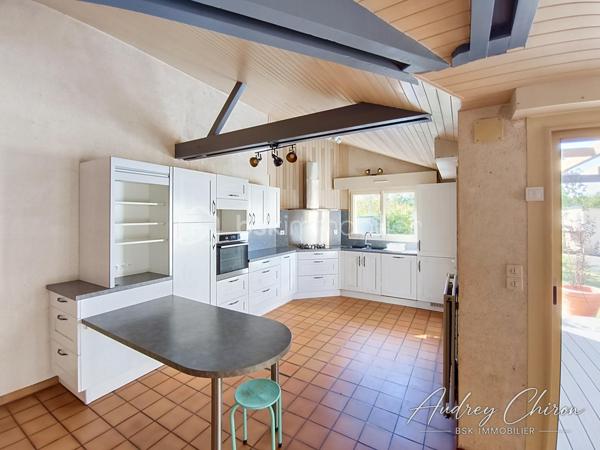 Située sur la commune de Trélazé, à proximité des écoles, commerces et transports, venez découvrir cette maison offrant de beaux volumes et un fort potentiel.

Au rez-de-chaussée, vous profiterez d'une grande pièce de vie lumineuse avec cuisine ouverte, agrémentée d'un poêle à bois et d'un accès direct à la terrasse. Une arrière-cuisine complète cet espace.

La maison permet une véritable vie de plain-pied avec une chambre disposant d'un grand dressing pouvant également faire office de bureau, une salle de bains ainsi qu'un WC indépendant.

À l'étage, un palier dessert deux chambres supplémentaires, un bureau et une salle d'eau.

Côté extérieur, le bien bénéficie d'un terrain clos d'environ 2 450 m², un véritable atout sur le secteur, ainsi que d'environ 100 m² de dépendances, idéale pour du stockage, un atelier ou différents projets.

Des travaux sont à prévoir, mais les volumes, la configuration, les dépendances et la superficie du terrain offrent de nombreuses possibilités pour redonner tout son charme à cette maison.

Un bien à fort potentiel, idéal pour une famille à la recherche d'espace tout en restant proche des commodités de Trélazé et de l'agglomération angevine.