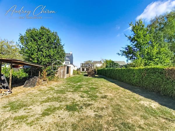 Située sur la commune de Trélazé, à proximité des écoles, commerces et transports, venez découvrir cette maison offrant de beaux volumes et un fort potentiel.

Au rez-de-chaussée, vous profiterez d'une grande pièce de vie lumineuse avec cuisine ouverte, agrémentée d'un poêle à bois et d'un accès direct à la terrasse. Une arrière-cuisine complète cet espace.

La maison permet une véritable vie de plain-pied avec une chambre disposant d'un grand dressing pouvant également faire office de bureau, une salle de bains ainsi qu'un WC indépendant.

À l'étage, un palier dessert deux chambres supplémentaires, un bureau et une salle d'eau.

Côté extérieur, le bien bénéficie d'un terrain clos d'environ 2 450 m², un véritable atout sur le secteur, ainsi que d'environ 100 m² de dépendances, idéale pour du stockage, un atelier ou différents projets.

Des travaux sont à prévoir, mais les volumes, la configuration, les dépendances et la superficie du terrain offrent de nombreuses possibilités pour redonner tout son charme à cette maison.

Un bien à fort potentiel, idéal pour une famille à la recherche d'espace tout en restant proche des commodités de Trélazé et de l'agglomération angevine.