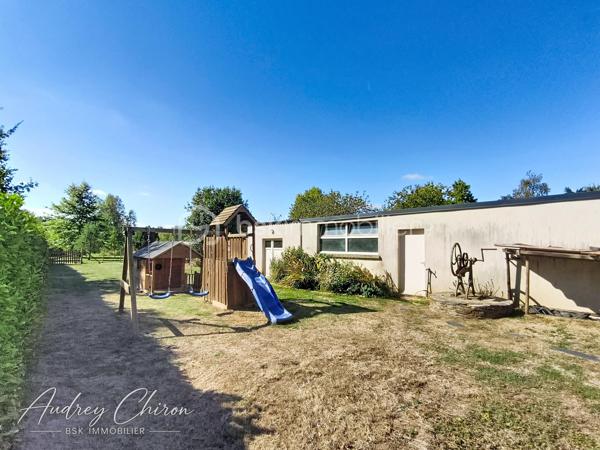 Située sur la commune de Trélazé, à proximité des écoles, commerces et transports, venez découvrir cette maison offrant de beaux volumes et un fort potentiel.

Au rez-de-chaussée, vous profiterez d'une grande pièce de vie lumineuse avec cuisine ouverte, agrémentée d'un poêle à bois et d'un accès direct à la terrasse. Une arrière-cuisine complète cet espace.

La maison permet une véritable vie de plain-pied avec une chambre disposant d'un grand dressing pouvant également faire office de bureau, une salle de bains ainsi qu'un WC indépendant.

À l'étage, un palier dessert deux chambres supplémentaires, un bureau et une salle d'eau.

Côté extérieur, le bien bénéficie d'un terrain clos d'environ 2 450 m², un véritable atout sur le secteur, ainsi que d'environ 100 m² de dépendances, idéale pour du stockage, un atelier ou différents projets.

Des travaux sont à prévoir, mais les volumes, la configuration, les dépendances et la superficie du terrain offrent de nombreuses possibilités pour redonner tout son charme à cette maison.

Un bien à fort potentiel, idéal pour une famille à la recherche d'espace tout en restant proche des commodités de Trélazé et de l'agglomération angevine.