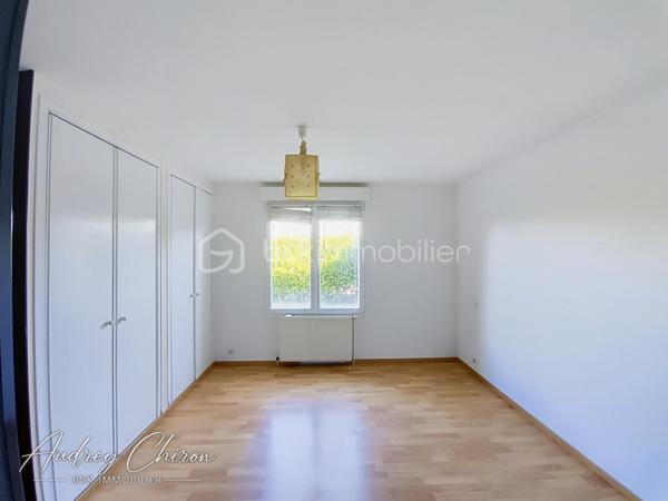 Située sur la commune de Trélazé, à proximité des écoles, commerces et transports, venez découvrir cette maison offrant de beaux volumes et un fort potentiel.

Au rez-de-chaussée, vous profiterez d'une grande pièce de vie lumineuse avec cuisine ouverte, agrémentée d'un poêle à bois et d'un accès direct à la terrasse. Une arrière-cuisine complète cet espace.

La maison permet une véritable vie de plain-pied avec une chambre disposant d'un grand dressing pouvant également faire office de bureau, une salle de bains ainsi qu'un WC indépendant.

À l'étage, un palier dessert deux chambres supplémentaires, un bureau et une salle d'eau.

Côté extérieur, le bien bénéficie d'un terrain clos d'environ 2 450 m², un véritable atout sur le secteur, ainsi que d'environ 100 m² de dépendances, idéale pour du stockage, un atelier ou différents projets.

Des travaux sont à prévoir, mais les volumes, la configuration, les dépendances et la superficie du terrain offrent de nombreuses possibilités pour redonner tout son charme à cette maison.

Un bien à fort potentiel, idéal pour une famille à la recherche d'espace tout en restant proche des commodités de Trélazé et de l'agglomération angevine.