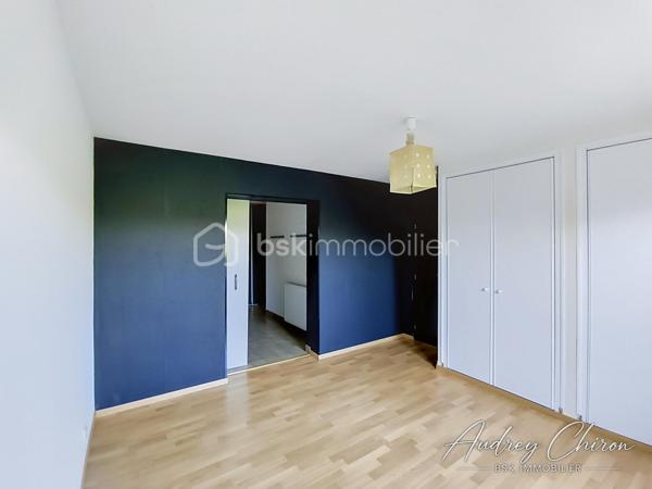Située sur la commune de Trélazé, à proximité des écoles, commerces et transports, venez découvrir cette maison offrant de beaux volumes et un fort potentiel.

Au rez-de-chaussée, vous profiterez d'une grande pièce de vie lumineuse avec cuisine ouverte, agrémentée d'un poêle à bois et d'un accès direct à la terrasse. Une arrière-cuisine complète cet espace.

La maison permet une véritable vie de plain-pied avec une chambre disposant d'un grand dressing pouvant également faire office de bureau, une salle de bains ainsi qu'un WC indépendant.

À l'étage, un palier dessert deux chambres supplémentaires, un bureau et une salle d'eau.

Côté extérieur, le bien bénéficie d'un terrain clos d'environ 2 450 m², un véritable atout sur le secteur, ainsi que d'environ 100 m² de dépendances, idéale pour du stockage, un atelier ou différents projets.

Des travaux sont à prévoir, mais les volumes, la configuration, les dépendances et la superficie du terrain offrent de nombreuses possibilités pour redonner tout son charme à cette maison.

Un bien à fort potentiel, idéal pour une famille à la recherche d'espace tout en restant proche des commodités de Trélazé et de l'agglomération angevine.