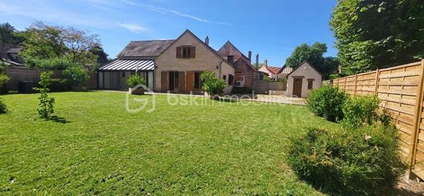 Découvrez cette maison pleine de potentiel

Elle se compose d’une entrée, d’une cuisine ouverte, d’une agréable véranda, d’une chambre d'un WC indépendant et d’une salle de bain. 

Trois escaliers desservent ensuite les différents espaces de la maison. 
Le premier mène à une chambre avec placards.
Le deuxième dessert une chambre avec sa propre salle d’eau et ses WC, offrant ainsi un espace parfaitement indépendant, tandis que le troisième donne accès à un palier desservant une chambre supplémentaire. 

La maison dispose également d’un poêle à granulés, d’une cheminée ainsi que d’une pompe à chaleur air/air permettant également de rafraîchir la maison en période estivale.

Grâce à sa configuration et à la répartition de ses espaces, cette maison est idéale pour une famille nombreuse, une famille recomposée ou encore un projet de colocation, permettant à chacun de disposer de son propre espace et de préserver son intimité.

Un bien offrant de nombreuses possibilités, dans un cadre privilégié avec une vue rare et exceptionnelle sur le Château de La Ferté-Saint-Aubin. À découvrir sans tarder !