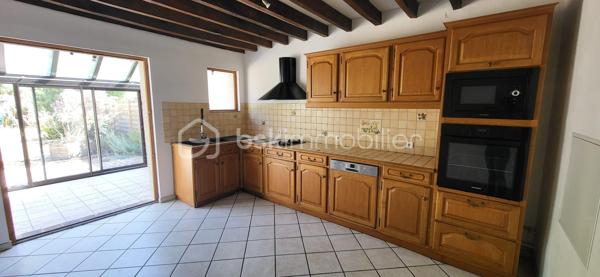 Découvrez cette maison pleine de potentiel

Elle se compose d’une entrée, d’une cuisine ouverte, d’une agréable véranda, d’une chambre d'un WC indépendant et d’une salle de bain. 

Trois escaliers desservent ensuite les différents espaces de la maison. 
Le premier mène à une chambre avec placards.
Le deuxième dessert une chambre avec sa propre salle d’eau et ses WC, offrant ainsi un espace parfaitement indépendant, tandis que le troisième donne accès à un palier desservant une chambre supplémentaire. 

La maison dispose également d’un poêle à granulés, d’une cheminée ainsi que d’une pompe à chaleur air/air permettant également de rafraîchir la maison en période estivale.

Grâce à sa configuration et à la répartition de ses espaces, cette maison est idéale pour une famille nombreuse, une famille recomposée ou encore un projet de colocation, permettant à chacun de disposer de son propre espace et de préserver son intimité.

Un bien offrant de nombreuses possibilités, dans un cadre privilégié avec une vue rare et exceptionnelle sur le Château de La Ferté-Saint-Aubin. À découvrir sans tarder !