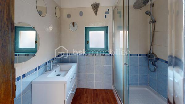 Découvrez cette maison pleine de potentiel

Elle se compose d’une entrée, d’une cuisine ouverte, d’une agréable véranda, d’une chambre d'un WC indépendant et d’une salle de bain. 

Trois escaliers desservent ensuite les différents espaces de la maison. 
Le premier mène à une chambre avec placards.
Le deuxième dessert une chambre avec sa propre salle d’eau et ses WC, offrant ainsi un espace parfaitement indépendant, tandis que le troisième donne accès à un palier desservant une chambre supplémentaire. 

La maison dispose également d’un poêle à granulés, d’une cheminée ainsi que d’une pompe à chaleur air/air permettant également de rafraîchir la maison en période estivale.

Grâce à sa configuration et à la répartition de ses espaces, cette maison est idéale pour une famille nombreuse, une famille recomposée ou encore un projet de colocation, permettant à chacun de disposer de son propre espace et de préserver son intimité.

Un bien offrant de nombreuses possibilités, dans un cadre privilégié avec une vue rare et exceptionnelle sur le Château de La Ferté-Saint-Aubin. À découvrir sans tarder !