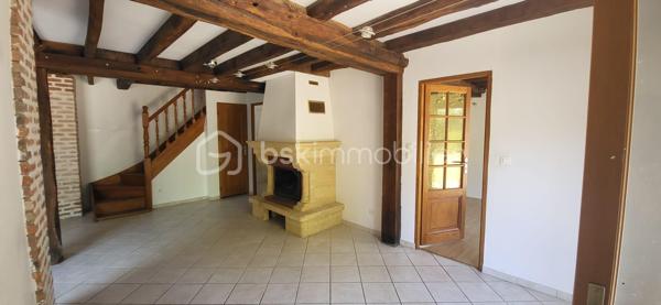 Découvrez cette maison pleine de potentiel

Elle se compose d’une entrée, d’une cuisine ouverte, d’une agréable véranda, d’une chambre d'un WC indépendant et d’une salle de bain. 

Trois escaliers desservent ensuite les différents espaces de la maison. 
Le premier mène à une chambre avec placards.
Le deuxième dessert une chambre avec sa propre salle d’eau et ses WC, offrant ainsi un espace parfaitement indépendant, tandis que le troisième donne accès à un palier desservant une chambre supplémentaire. 

La maison dispose également d’un poêle à granulés, d’une cheminée ainsi que d’une pompe à chaleur air/air permettant également de rafraîchir la maison en période estivale.

Grâce à sa configuration et à la répartition de ses espaces, cette maison est idéale pour une famille nombreuse, une famille recomposée ou encore un projet de colocation, permettant à chacun de disposer de son propre espace et de préserver son intimité.

Un bien offrant de nombreuses possibilités, dans un cadre privilégié avec une vue rare et exceptionnelle sur le Château de La Ferté-Saint-Aubin. À découvrir sans tarder !