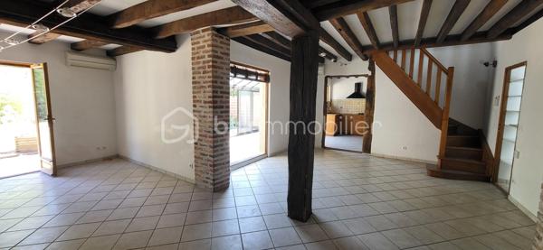 Découvrez cette maison pleine de potentiel

Elle se compose d’une entrée, d’une cuisine ouverte, d’une agréable véranda, d’une chambre d'un WC indépendant et d’une salle de bain. 

Trois escaliers desservent ensuite les différents espaces de la maison. 
Le premier mène à une chambre avec placards.
Le deuxième dessert une chambre avec sa propre salle d’eau et ses WC, offrant ainsi un espace parfaitement indépendant, tandis que le troisième donne accès à un palier desservant une chambre supplémentaire. 

La maison dispose également d’un poêle à granulés, d’une cheminée ainsi que d’une pompe à chaleur air/air permettant également de rafraîchir la maison en période estivale.

Grâce à sa configuration et à la répartition de ses espaces, cette maison est idéale pour une famille nombreuse, une famille recomposée ou encore un projet de colocation, permettant à chacun de disposer de son propre espace et de préserver son intimité.

Un bien offrant de nombreuses possibilités, dans un cadre privilégié avec une vue rare et exceptionnelle sur le Château de La Ferté-Saint-Aubin. À découvrir sans tarder !