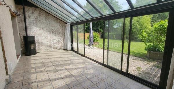 Découvrez cette maison pleine de potentiel

Elle se compose d’une entrée, d’une cuisine ouverte, d’une agréable véranda, d’une chambre d'un WC indépendant et d’une salle de bain. 

Trois escaliers desservent ensuite les différents espaces de la maison. 
Le premier mène à une chambre avec placards.
Le deuxième dessert une chambre avec sa propre salle d’eau et ses WC, offrant ainsi un espace parfaitement indépendant, tandis que le troisième donne accès à un palier desservant une chambre supplémentaire. 

La maison dispose également d’un poêle à granulés, d’une cheminée ainsi que d’une pompe à chaleur air/air permettant également de rafraîchir la maison en période estivale.

Grâce à sa configuration et à la répartition de ses espaces, cette maison est idéale pour une famille nombreuse, une famille recomposée ou encore un projet de colocation, permettant à chacun de disposer de son propre espace et de préserver son intimité.

Un bien offrant de nombreuses possibilités, dans un cadre privilégié avec une vue rare et exceptionnelle sur le Château de La Ferté-Saint-Aubin. À découvrir sans tarder !