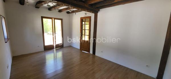 Découvrez cette maison pleine de potentiel

Elle se compose d’une entrée, d’une cuisine ouverte, d’une agréable véranda, d’une chambre d'un WC indépendant et d’une salle de bain. 

Trois escaliers desservent ensuite les différents espaces de la maison. 
Le premier mène à une chambre avec placards.
Le deuxième dessert une chambre avec sa propre salle d’eau et ses WC, offrant ainsi un espace parfaitement indépendant, tandis que le troisième donne accès à un palier desservant une chambre supplémentaire. 

La maison dispose également d’un poêle à granulés, d’une cheminée ainsi que d’une pompe à chaleur air/air permettant également de rafraîchir la maison en période estivale.

Grâce à sa configuration et à la répartition de ses espaces, cette maison est idéale pour une famille nombreuse, une famille recomposée ou encore un projet de colocation, permettant à chacun de disposer de son propre espace et de préserver son intimité.

Un bien offrant de nombreuses possibilités, dans un cadre privilégié avec une vue rare et exceptionnelle sur le Château de La Ferté-Saint-Aubin. À découvrir sans tarder !