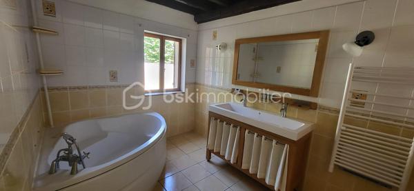 Découvrez cette maison pleine de potentiel

Elle se compose d’une entrée, d’une cuisine ouverte, d’une agréable véranda, d’une chambre d'un WC indépendant et d’une salle de bain. 

Trois escaliers desservent ensuite les différents espaces de la maison. 
Le premier mène à une chambre avec placards.
Le deuxième dessert une chambre avec sa propre salle d’eau et ses WC, offrant ainsi un espace parfaitement indépendant, tandis que le troisième donne accès à un palier desservant une chambre supplémentaire. 

La maison dispose également d’un poêle à granulés, d’une cheminée ainsi que d’une pompe à chaleur air/air permettant également de rafraîchir la maison en période estivale.

Grâce à sa configuration et à la répartition de ses espaces, cette maison est idéale pour une famille nombreuse, une famille recomposée ou encore un projet de colocation, permettant à chacun de disposer de son propre espace et de préserver son intimité.

Un bien offrant de nombreuses possibilités, dans un cadre privilégié avec une vue rare et exceptionnelle sur le Château de La Ferté-Saint-Aubin. À découvrir sans tarder !