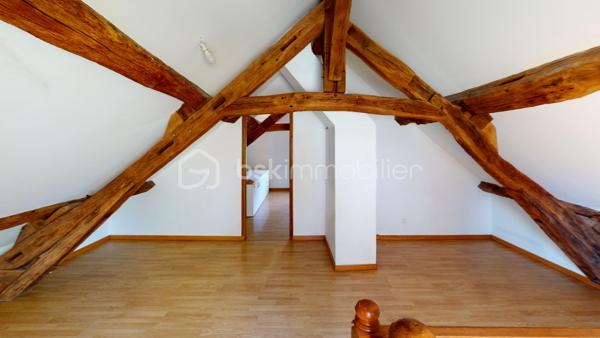 Découvrez cette maison pleine de potentiel

Elle se compose d’une entrée, d’une cuisine ouverte, d’une agréable véranda, d’une chambre d'un WC indépendant et d’une salle de bain. 

Trois escaliers desservent ensuite les différents espaces de la maison. 
Le premier mène à une chambre avec placards.
Le deuxième dessert une chambre avec sa propre salle d’eau et ses WC, offrant ainsi un espace parfaitement indépendant, tandis que le troisième donne accès à un palier desservant une chambre supplémentaire. 

La maison dispose également d’un poêle à granulés, d’une cheminée ainsi que d’une pompe à chaleur air/air permettant également de rafraîchir la maison en période estivale.

Grâce à sa configuration et à la répartition de ses espaces, cette maison est idéale pour une famille nombreuse, une famille recomposée ou encore un projet de colocation, permettant à chacun de disposer de son propre espace et de préserver son intimité.

Un bien offrant de nombreuses possibilités, dans un cadre privilégié avec une vue rare et exceptionnelle sur le Château de La Ferté-Saint-Aubin. À découvrir sans tarder !