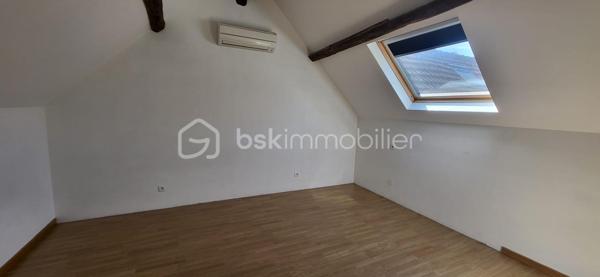 Découvrez cette maison pleine de potentiel

Elle se compose d’une entrée, d’une cuisine ouverte, d’une agréable véranda, d’une chambre d'un WC indépendant et d’une salle de bain. 

Trois escaliers desservent ensuite les différents espaces de la maison. 
Le premier mène à une chambre avec placards.
Le deuxième dessert une chambre avec sa propre salle d’eau et ses WC, offrant ainsi un espace parfaitement indépendant, tandis que le troisième donne accès à un palier desservant une chambre supplémentaire. 

La maison dispose également d’un poêle à granulés, d’une cheminée ainsi que d’une pompe à chaleur air/air permettant également de rafraîchir la maison en période estivale.

Grâce à sa configuration et à la répartition de ses espaces, cette maison est idéale pour une famille nombreuse, une famille recomposée ou encore un projet de colocation, permettant à chacun de disposer de son propre espace et de préserver son intimité.

Un bien offrant de nombreuses possibilités, dans un cadre privilégié avec une vue rare et exceptionnelle sur le Château de La Ferté-Saint-Aubin. À découvrir sans tarder !
