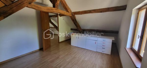 Découvrez cette maison pleine de potentiel

Elle se compose d’une entrée, d’une cuisine ouverte, d’une agréable véranda, d’une chambre d'un WC indépendant et d’une salle de bain. 

Trois escaliers desservent ensuite les différents espaces de la maison. 
Le premier mène à une chambre avec placards.
Le deuxième dessert une chambre avec sa propre salle d’eau et ses WC, offrant ainsi un espace parfaitement indépendant, tandis que le troisième donne accès à un palier desservant une chambre supplémentaire. 

La maison dispose également d’un poêle à granulés, d’une cheminée ainsi que d’une pompe à chaleur air/air permettant également de rafraîchir la maison en période estivale.

Grâce à sa configuration et à la répartition de ses espaces, cette maison est idéale pour une famille nombreuse, une famille recomposée ou encore un projet de colocation, permettant à chacun de disposer de son propre espace et de préserver son intimité.

Un bien offrant de nombreuses possibilités, dans un cadre privilégié avec une vue rare et exceptionnelle sur le Château de La Ferté-Saint-Aubin. À découvrir sans tarder !