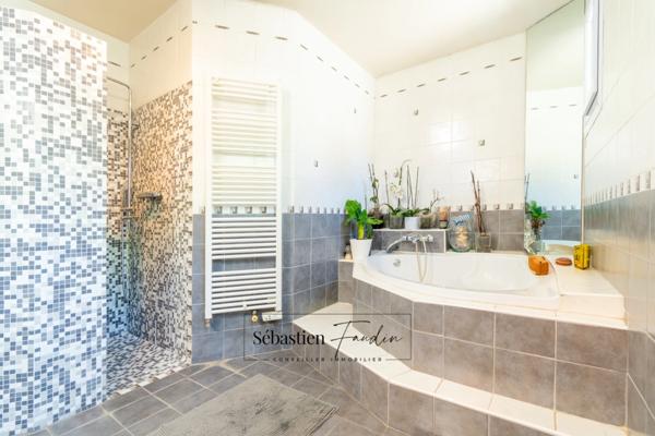 Dpt Bouches du Rhône (13) à vendre LA VALENTINE maison P5 de 162 m² - Terrain de 899 m² - Piscine - Climatisée - Garage - Carport