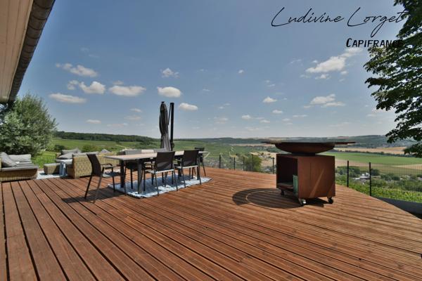 Proche Nogent-L’Artaud (8min) Chezy-Sur-Marne (6min) Maison traditionnelle de 200 m² - Vue panoramique – 5 chambres- Grande pièce de vie -Piscine -Terrasse 100m2- Sous-sol total -terrain 1384m2 DPE C