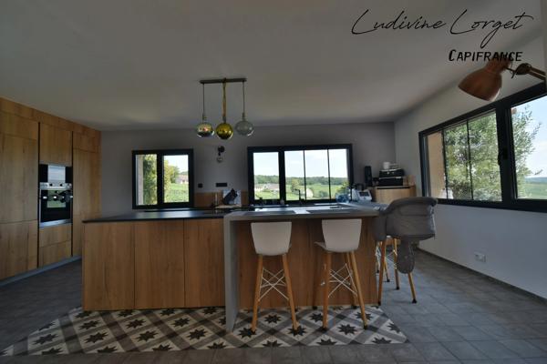 Proche Nogent-L’Artaud (8min) Chezy-Sur-Marne (6min) Maison traditionnelle de 200 m² - Vue panoramique – 5 chambres- Grande pièce de vie -Piscine -Terrasse 100m2- Sous-sol total -terrain 1384m2 DPE C