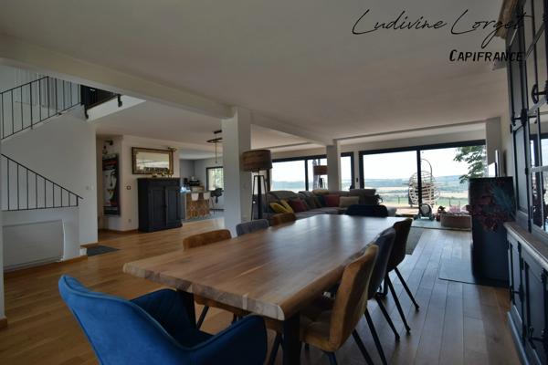 Proche Nogent-L’Artaud (8min) Chezy-Sur-Marne (6min) Maison traditionnelle de 200 m² - Vue panoramique – 5 chambres- Grande pièce de vie -Piscine -Terrasse 100m2- Sous-sol total -terrain 1384m2 DPE C