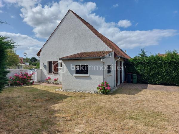 Maison à vendre – Le Crotoy, Baie de Somme – 48 m² – Terrain de 222 m²

En EXCLUSIVITÉ chez BSK Immobilier !!
À seulement 200 mètres de la mer et à moins de 8 minutes à pied du centre-ville, découvrez cette charmante maison mitoyenne de 48 m² vivable de plain-pied, située dans un petit lotissement calme sans copro, idéale pour profiter pleinement du cadre exceptionnel de la Baie de Somme.

Édifiée sur un terrain de 222 m², elle dispose d’une terrasse sans vis-à-vis, idéale pour profiter des beaux jours ainsi que d’une remise de 6 m², parfaite pour le stockage de vélos, du matériel de jardin ou des équipements de plage.

Au rez-de-chaussée, vous trouverez une cuisine ouverte sur le séjour, avec un accès direct à la terrasse, une chambre, une salle de bain ainsi qu’un WC indépendant.

À l’étage, une spacieuse mezzanine offre un bel espace pouvant accueillir un coin nuit supplémentaire, un bureau ou un espace détente selon vos envies.

Cette maison n’est pas équipée d’un système de chauffage, laissant la possibilité à son futur propriétaire de choisir l’installation la plus adaptée à son projet.

Son emplacement privilégié à proximité immédiate de la mer et des commerces, en fait un bien idéal pour une première acquisition, une résidence secondaire ou un investissement en location saisonnière.

Une belle opportunité rare sur Le Crotoy ! Venez la découvrir sans tarder !