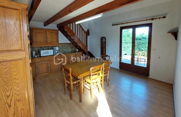 Maison à vendre – Le Crotoy, Baie de Somme – 48 m² – Terrain de 222 m²

En EXCLUSIVITÉ chez BSK Immobilier !!
À seulement 200 mètres de la mer et à moins de 8 minutes à pied du centre-ville, découvrez cette charmante maison mitoyenne de 48 m² vivable de plain-pied, située dans un petit lotissement calme sans copro, idéale pour profiter pleinement du cadre exceptionnel de la Baie de Somme.

Édifiée sur un terrain de 222 m², elle dispose d’une terrasse sans vis-à-vis, idéale pour profiter des beaux jours ainsi que d’une remise de 6 m², parfaite pour le stockage de vélos, du matériel de jardin ou des équipements de plage.

Au rez-de-chaussée, vous trouverez une cuisine ouverte sur le séjour, avec un accès direct à la terrasse, une chambre, une salle de bain ainsi qu’un WC indépendant.

À l’étage, une spacieuse mezzanine offre un bel espace pouvant accueillir un coin nuit supplémentaire, un bureau ou un espace détente selon vos envies.

Cette maison n’est pas équipée d’un système de chauffage, laissant la possibilité à son futur propriétaire de choisir l’installation la plus adaptée à son projet.

Son emplacement privilégié à proximité immédiate de la mer et des commerces, en fait un bien idéal pour une première acquisition, une résidence secondaire ou un investissement en location saisonnière.

Une belle opportunité rare sur Le Crotoy ! Venez la découvrir sans tarder !
