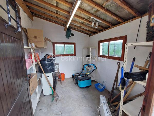 Maison à vendre – Le Crotoy, Baie de Somme – 48 m² – Terrain de 222 m²

En EXCLUSIVITÉ chez BSK Immobilier !!
À seulement 200 mètres de la mer et à moins de 8 minutes à pied du centre-ville, découvrez cette charmante maison mitoyenne de 48 m² vivable de plain-pied, située dans un petit lotissement calme sans copro, idéale pour profiter pleinement du cadre exceptionnel de la Baie de Somme.

Édifiée sur un terrain de 222 m², elle dispose d’une terrasse sans vis-à-vis, idéale pour profiter des beaux jours ainsi que d’une remise de 6 m², parfaite pour le stockage de vélos, du matériel de jardin ou des équipements de plage.

Au rez-de-chaussée, vous trouverez une cuisine ouverte sur le séjour, avec un accès direct à la terrasse, une chambre, une salle de bain ainsi qu’un WC indépendant.

À l’étage, une spacieuse mezzanine offre un bel espace pouvant accueillir un coin nuit supplémentaire, un bureau ou un espace détente selon vos envies.

Cette maison n’est pas équipée d’un système de chauffage, laissant la possibilité à son futur propriétaire de choisir l’installation la plus adaptée à son projet.

Son emplacement privilégié à proximité immédiate de la mer et des commerces, en fait un bien idéal pour une première acquisition, une résidence secondaire ou un investissement en location saisonnière.

Une belle opportunité rare sur Le Crotoy ! Venez la découvrir sans tarder !