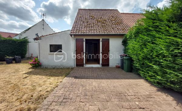 Maison à vendre – Le Crotoy, Baie de Somme – 48 m² – Terrain de 222 m²

En EXCLUSIVITÉ chez BSK Immobilier !!
À seulement 200 mètres de la mer et à moins de 8 minutes à pied du centre-ville, découvrez cette charmante maison mitoyenne de 48 m² vivable de plain-pied, située dans un petit lotissement calme sans copro, idéale pour profiter pleinement du cadre exceptionnel de la Baie de Somme.

Édifiée sur un terrain de 222 m², elle dispose d’une terrasse sans vis-à-vis, idéale pour profiter des beaux jours ainsi que d’une remise de 6 m², parfaite pour le stockage de vélos, du matériel de jardin ou des équipements de plage.

Au rez-de-chaussée, vous trouverez une cuisine ouverte sur le séjour, avec un accès direct à la terrasse, une chambre, une salle de bain ainsi qu’un WC indépendant.

À l’étage, une spacieuse mezzanine offre un bel espace pouvant accueillir un coin nuit supplémentaire, un bureau ou un espace détente selon vos envies.

Cette maison n’est pas équipée d’un système de chauffage, laissant la possibilité à son futur propriétaire de choisir l’installation la plus adaptée à son projet.

Son emplacement privilégié à proximité immédiate de la mer et des commerces, en fait un bien idéal pour une première acquisition, une résidence secondaire ou un investissement en location saisonnière.

Une belle opportunité rare sur Le Crotoy ! Venez la découvrir sans tarder !