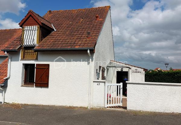 Maison à vendre – Le Crotoy, Baie de Somme – 48 m² – Terrain de 222 m²

En EXCLUSIVITÉ chez BSK Immobilier !!
À seulement 200 mètres de la mer et à moins de 8 minutes à pied du centre-ville, découvrez cette charmante maison mitoyenne de 48 m² vivable de plain-pied, située dans un petit lotissement calme sans copro, idéale pour profiter pleinement du cadre exceptionnel de la Baie de Somme.

Édifiée sur un terrain de 222 m², elle dispose d’une terrasse sans vis-à-vis, idéale pour profiter des beaux jours ainsi que d’une remise de 6 m², parfaite pour le stockage de vélos, du matériel de jardin ou des équipements de plage.

Au rez-de-chaussée, vous trouverez une cuisine ouverte sur le séjour, avec un accès direct à la terrasse, une chambre, une salle de bain ainsi qu’un WC indépendant.

À l’étage, une spacieuse mezzanine offre un bel espace pouvant accueillir un coin nuit supplémentaire, un bureau ou un espace détente selon vos envies.

Cette maison n’est pas équipée d’un système de chauffage, laissant la possibilité à son futur propriétaire de choisir l’installation la plus adaptée à son projet.

Son emplacement privilégié à proximité immédiate de la mer et des commerces, en fait un bien idéal pour une première acquisition, une résidence secondaire ou un investissement en location saisonnière.

Une belle opportunité rare sur Le Crotoy ! Venez la découvrir sans tarder !