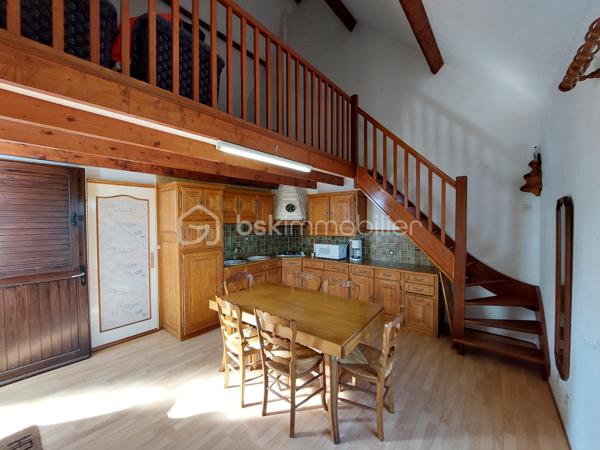 Maison à vendre – Le Crotoy, Baie de Somme – 48 m² – Terrain de 222 m²

En EXCLUSIVITÉ chez BSK Immobilier !!
À seulement 200 mètres de la mer et à moins de 8 minutes à pied du centre-ville, découvrez cette charmante maison mitoyenne de 48 m² vivable de plain-pied, située dans un petit lotissement calme sans copro, idéale pour profiter pleinement du cadre exceptionnel de la Baie de Somme.

Édifiée sur un terrain de 222 m², elle dispose d’une terrasse sans vis-à-vis, idéale pour profiter des beaux jours ainsi que d’une remise de 6 m², parfaite pour le stockage de vélos, du matériel de jardin ou des équipements de plage.

Au rez-de-chaussée, vous trouverez une cuisine ouverte sur le séjour, avec un accès direct à la terrasse, une chambre, une salle de bain ainsi qu’un WC indépendant.

À l’étage, une spacieuse mezzanine offre un bel espace pouvant accueillir un coin nuit supplémentaire, un bureau ou un espace détente selon vos envies.

Cette maison n’est pas équipée d’un système de chauffage, laissant la possibilité à son futur propriétaire de choisir l’installation la plus adaptée à son projet.

Son emplacement privilégié à proximité immédiate de la mer et des commerces, en fait un bien idéal pour une première acquisition, une résidence secondaire ou un investissement en location saisonnière.

Une belle opportunité rare sur Le Crotoy ! Venez la découvrir sans tarder !