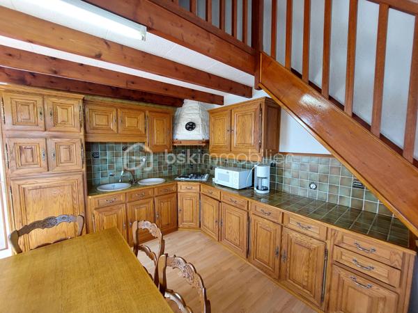 Maison à vendre – Le Crotoy, Baie de Somme – 48 m² – Terrain de 222 m²

En EXCLUSIVITÉ chez BSK Immobilier !!
À seulement 200 mètres de la mer et à moins de 8 minutes à pied du centre-ville, découvrez cette charmante maison mitoyenne de 48 m² vivable de plain-pied, située dans un petit lotissement calme sans copro, idéale pour profiter pleinement du cadre exceptionnel de la Baie de Somme.

Édifiée sur un terrain de 222 m², elle dispose d’une terrasse sans vis-à-vis, idéale pour profiter des beaux jours ainsi que d’une remise de 6 m², parfaite pour le stockage de vélos, du matériel de jardin ou des équipements de plage.

Au rez-de-chaussée, vous trouverez une cuisine ouverte sur le séjour, avec un accès direct à la terrasse, une chambre, une salle de bain ainsi qu’un WC indépendant.

À l’étage, une spacieuse mezzanine offre un bel espace pouvant accueillir un coin nuit supplémentaire, un bureau ou un espace détente selon vos envies.

Cette maison n’est pas équipée d’un système de chauffage, laissant la possibilité à son futur propriétaire de choisir l’installation la plus adaptée à son projet.

Son emplacement privilégié à proximité immédiate de la mer et des commerces, en fait un bien idéal pour une première acquisition, une résidence secondaire ou un investissement en location saisonnière.

Une belle opportunité rare sur Le Crotoy ! Venez la découvrir sans tarder !
