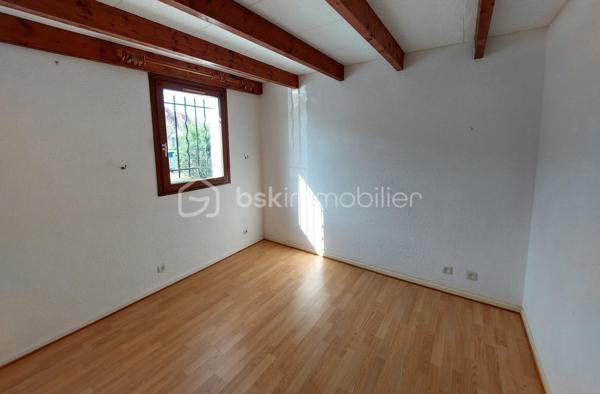 Maison à vendre – Le Crotoy, Baie de Somme – 48 m² – Terrain de 222 m²

En EXCLUSIVITÉ chez BSK Immobilier !!
À seulement 200 mètres de la mer et à moins de 8 minutes à pied du centre-ville, découvrez cette charmante maison mitoyenne de 48 m² vivable de plain-pied, située dans un petit lotissement calme sans copro, idéale pour profiter pleinement du cadre exceptionnel de la Baie de Somme.

Édifiée sur un terrain de 222 m², elle dispose d’une terrasse sans vis-à-vis, idéale pour profiter des beaux jours ainsi que d’une remise de 6 m², parfaite pour le stockage de vélos, du matériel de jardin ou des équipements de plage.

Au rez-de-chaussée, vous trouverez une cuisine ouverte sur le séjour, avec un accès direct à la terrasse, une chambre, une salle de bain ainsi qu’un WC indépendant.

À l’étage, une spacieuse mezzanine offre un bel espace pouvant accueillir un coin nuit supplémentaire, un bureau ou un espace détente selon vos envies.

Cette maison n’est pas équipée d’un système de chauffage, laissant la possibilité à son futur propriétaire de choisir l’installation la plus adaptée à son projet.

Son emplacement privilégié à proximité immédiate de la mer et des commerces, en fait un bien idéal pour une première acquisition, une résidence secondaire ou un investissement en location saisonnière.

Une belle opportunité rare sur Le Crotoy ! Venez la découvrir sans tarder !