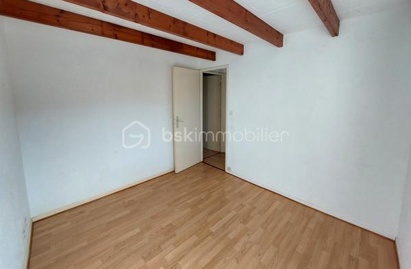 Maison à vendre – Le Crotoy, Baie de Somme – 48 m² – Terrain de 222 m²

En EXCLUSIVITÉ chez BSK Immobilier !!
À seulement 200 mètres de la mer et à moins de 8 minutes à pied du centre-ville, découvrez cette charmante maison mitoyenne de 48 m² vivable de plain-pied, située dans un petit lotissement calme sans copro, idéale pour profiter pleinement du cadre exceptionnel de la Baie de Somme.

Édifiée sur un terrain de 222 m², elle dispose d’une terrasse sans vis-à-vis, idéale pour profiter des beaux jours ainsi que d’une remise de 6 m², parfaite pour le stockage de vélos, du matériel de jardin ou des équipements de plage.

Au rez-de-chaussée, vous trouverez une cuisine ouverte sur le séjour, avec un accès direct à la terrasse, une chambre, une salle de bain ainsi qu’un WC indépendant.

À l’étage, une spacieuse mezzanine offre un bel espace pouvant accueillir un coin nuit supplémentaire, un bureau ou un espace détente selon vos envies.

Cette maison n’est pas équipée d’un système de chauffage, laissant la possibilité à son futur propriétaire de choisir l’installation la plus adaptée à son projet.

Son emplacement privilégié à proximité immédiate de la mer et des commerces, en fait un bien idéal pour une première acquisition, une résidence secondaire ou un investissement en location saisonnière.

Une belle opportunité rare sur Le Crotoy ! Venez la découvrir sans tarder !