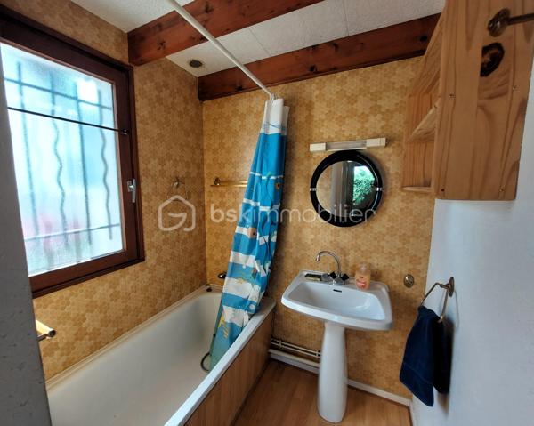 Maison à vendre – Le Crotoy, Baie de Somme – 48 m² – Terrain de 222 m²

En EXCLUSIVITÉ chez BSK Immobilier !!
À seulement 200 mètres de la mer et à moins de 8 minutes à pied du centre-ville, découvrez cette charmante maison mitoyenne de 48 m² vivable de plain-pied, située dans un petit lotissement calme sans copro, idéale pour profiter pleinement du cadre exceptionnel de la Baie de Somme.

Édifiée sur un terrain de 222 m², elle dispose d’une terrasse sans vis-à-vis, idéale pour profiter des beaux jours ainsi que d’une remise de 6 m², parfaite pour le stockage de vélos, du matériel de jardin ou des équipements de plage.

Au rez-de-chaussée, vous trouverez une cuisine ouverte sur le séjour, avec un accès direct à la terrasse, une chambre, une salle de bain ainsi qu’un WC indépendant.

À l’étage, une spacieuse mezzanine offre un bel espace pouvant accueillir un coin nuit supplémentaire, un bureau ou un espace détente selon vos envies.

Cette maison n’est pas équipée d’un système de chauffage, laissant la possibilité à son futur propriétaire de choisir l’installation la plus adaptée à son projet.

Son emplacement privilégié à proximité immédiate de la mer et des commerces, en fait un bien idéal pour une première acquisition, une résidence secondaire ou un investissement en location saisonnière.

Une belle opportunité rare sur Le Crotoy ! Venez la découvrir sans tarder !