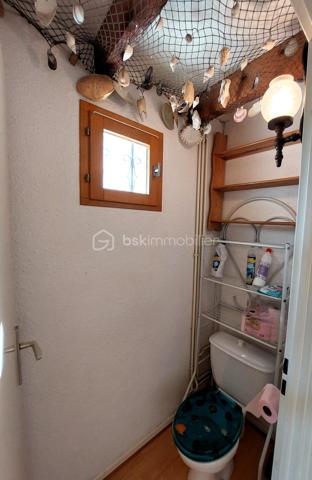 Maison à vendre – Le Crotoy, Baie de Somme – 48 m² – Terrain de 222 m²

En EXCLUSIVITÉ chez BSK Immobilier !!
À seulement 200 mètres de la mer et à moins de 8 minutes à pied du centre-ville, découvrez cette charmante maison mitoyenne de 48 m² vivable de plain-pied, située dans un petit lotissement calme sans copro, idéale pour profiter pleinement du cadre exceptionnel de la Baie de Somme.

Édifiée sur un terrain de 222 m², elle dispose d’une terrasse sans vis-à-vis, idéale pour profiter des beaux jours ainsi que d’une remise de 6 m², parfaite pour le stockage de vélos, du matériel de jardin ou des équipements de plage.

Au rez-de-chaussée, vous trouverez une cuisine ouverte sur le séjour, avec un accès direct à la terrasse, une chambre, une salle de bain ainsi qu’un WC indépendant.

À l’étage, une spacieuse mezzanine offre un bel espace pouvant accueillir un coin nuit supplémentaire, un bureau ou un espace détente selon vos envies.

Cette maison n’est pas équipée d’un système de chauffage, laissant la possibilité à son futur propriétaire de choisir l’installation la plus adaptée à son projet.

Son emplacement privilégié à proximité immédiate de la mer et des commerces, en fait un bien idéal pour une première acquisition, une résidence secondaire ou un investissement en location saisonnière.

Une belle opportunité rare sur Le Crotoy ! Venez la découvrir sans tarder !