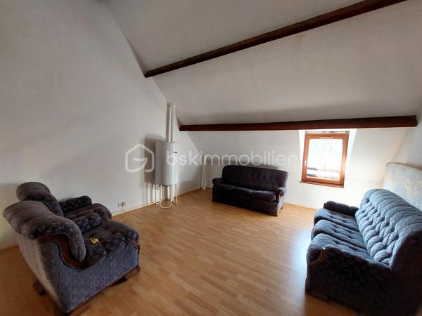 Maison à vendre – Le Crotoy, Baie de Somme – 48 m² – Terrain de 222 m²

En EXCLUSIVITÉ chez BSK Immobilier !!
À seulement 200 mètres de la mer et à moins de 8 minutes à pied du centre-ville, découvrez cette charmante maison mitoyenne de 48 m² vivable de plain-pied, située dans un petit lotissement calme sans copro, idéale pour profiter pleinement du cadre exceptionnel de la Baie de Somme.

Édifiée sur un terrain de 222 m², elle dispose d’une terrasse sans vis-à-vis, idéale pour profiter des beaux jours ainsi que d’une remise de 6 m², parfaite pour le stockage de vélos, du matériel de jardin ou des équipements de plage.

Au rez-de-chaussée, vous trouverez une cuisine ouverte sur le séjour, avec un accès direct à la terrasse, une chambre, une salle de bain ainsi qu’un WC indépendant.

À l’étage, une spacieuse mezzanine offre un bel espace pouvant accueillir un coin nuit supplémentaire, un bureau ou un espace détente selon vos envies.

Cette maison n’est pas équipée d’un système de chauffage, laissant la possibilité à son futur propriétaire de choisir l’installation la plus adaptée à son projet.

Son emplacement privilégié à proximité immédiate de la mer et des commerces, en fait un bien idéal pour une première acquisition, une résidence secondaire ou un investissement en location saisonnière.

Une belle opportunité rare sur Le Crotoy ! Venez la découvrir sans tarder !