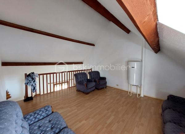 Maison à vendre – Le Crotoy, Baie de Somme – 48 m² – Terrain de 222 m²

En EXCLUSIVITÉ chez BSK Immobilier !!
À seulement 200 mètres de la mer et à moins de 8 minutes à pied du centre-ville, découvrez cette charmante maison mitoyenne de 48 m² vivable de plain-pied, située dans un petit lotissement calme sans copro, idéale pour profiter pleinement du cadre exceptionnel de la Baie de Somme.

Édifiée sur un terrain de 222 m², elle dispose d’une terrasse sans vis-à-vis, idéale pour profiter des beaux jours ainsi que d’une remise de 6 m², parfaite pour le stockage de vélos, du matériel de jardin ou des équipements de plage.

Au rez-de-chaussée, vous trouverez une cuisine ouverte sur le séjour, avec un accès direct à la terrasse, une chambre, une salle de bain ainsi qu’un WC indépendant.

À l’étage, une spacieuse mezzanine offre un bel espace pouvant accueillir un coin nuit supplémentaire, un bureau ou un espace détente selon vos envies.

Cette maison n’est pas équipée d’un système de chauffage, laissant la possibilité à son futur propriétaire de choisir l’installation la plus adaptée à son projet.

Son emplacement privilégié à proximité immédiate de la mer et des commerces, en fait un bien idéal pour une première acquisition, une résidence secondaire ou un investissement en location saisonnière.

Une belle opportunité rare sur Le Crotoy ! Venez la découvrir sans tarder !