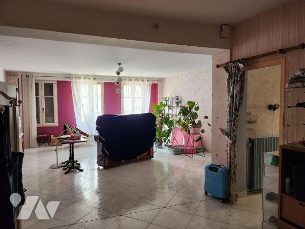 LA FLECHE Centre, Maison de ville 183 m² avec jardin

- Grand séjour de 61 m², salle d'eau, w...