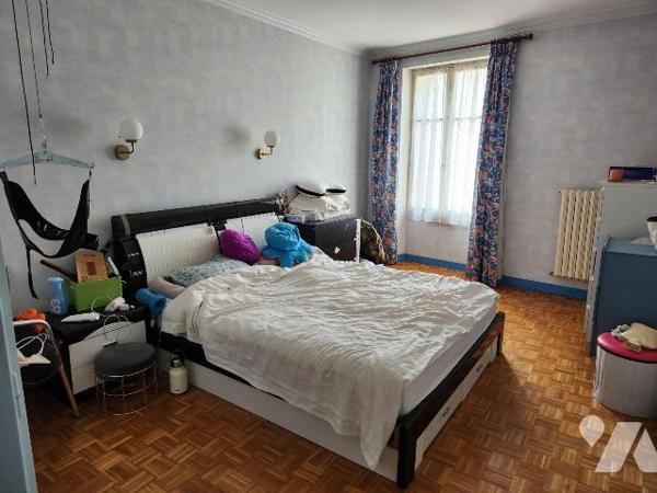 LA FLECHE Centre, Maison de ville 183 m² avec jardin

- Grand séjour de 61 m², salle d'eau, w...