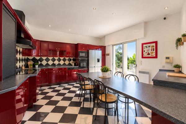 VILLA D'EXCEPTION DE 287 M² - VUE MER - PISCINE À DÉBORDEMENT